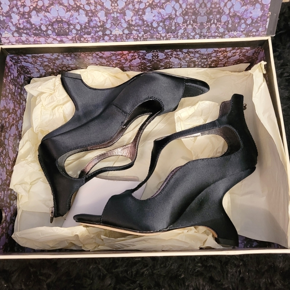 NIB LEON MAX BLACK SATIN ANGLED HEEL AVOW LEATHER T-STRAP WEDGE PUMP - Picture 6 of 16